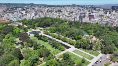 Porto Alegre Brezilya. Rio Grande Do Sul Brezilya 'daki Porto Alegre' deki Redencao Parkı. Eğlence Parkı. Eğlence Bölgesi. Doğa manzarası. Rio Grande Do Sul Brezilya 'daki Porto Alegre' deki Redencao Parkı.
