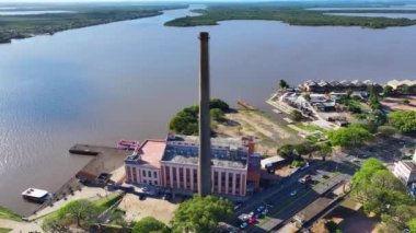 Rio Grande Do Sul Brezilya 'daki Porto Alegre' deki Gasometro tesisi. Landmark Binası. Şehir manzarası manzarası. Güzel Fabrika. Rio Grande Do Sul Brezilya 'daki Porto Alegre' deki Gasometro Fabrikası.