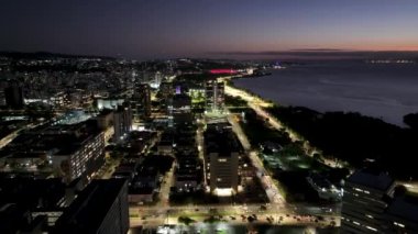 Rio Grande Do Sul Brezilya 'daki Porto Alegre' de Sunset Skyline. Gün batımı manzarası. Şehir merkezinde. Highrise İnşaat Şehri Skyline. Rio Grande Do Sul Brezilya 'daki Porto Alegre' de günbatımı silüeti.