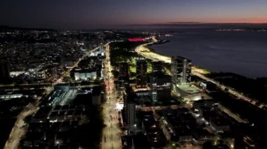 Porto Alegre Brezilya. Rio Grande Do Sul Brezilya 'daki Porto Alegre' de Sunset City. Renkli Skyline. Gün batımı manzarası. Aydınlatılmış şehir manzarası. Rio Grande Do Sul Brezilya 'daki Porto Alegre' de Günbatımı Şehri.