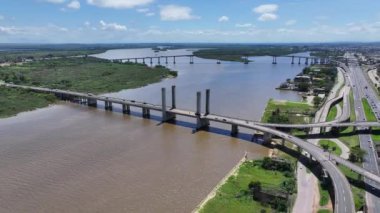 Rio Grande Do Sul Brezilya 'daki Porto Alegre' deki Kablo Köprüsü. Guaiba Gölü Sahnesi. Freeway Yolu. Manzaralı Köprüler. Rio Grande Do Sul Brezilya 'daki Porto Alegre Kablo Köprüsü.