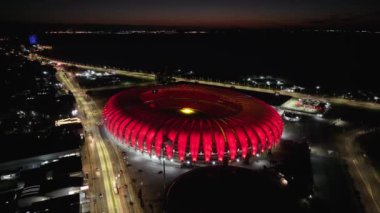Rio Grande do Sul Brezilya 'daki Porto Alegre' deki Beira Rio Stadyumu. Futbol stadyumu. Futbol sahası. Aydınlatılmış futbol sahası. Rio Grande do Sul Brezilya 'daki Porto Alegre' de Beira Rio Stadyumu.
