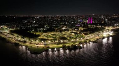 Porto Alegre Skyline Rio Grande Do Sul Brezilya 'daki Porto Alegre' de. Aydınlanmış Şehir. Şehir merkezindeki gece kuşağı. Bright Guaiba Sınırı. Porto Alegre Skyline Rio Grande Do Sul Brezilya 'daki Porto Alegre' de.