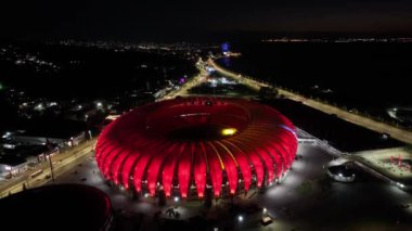 Porto Alegre Brezilya. Rio Grande Do Sul Brezilya 'daki Porto Alegre' de aydınlatılmış stadyum. Futbol stadyumu. Futbol sahası. Gece manzarası. Rio Grande Do Sul Brezilya 'daki Porto Alegre' de aydınlatılmış stadyum.