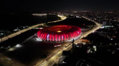 Rio Grande do Sul Brezilya 'daki Porto Alegre' deki Beira Rio Stadyumu. Futbol stadyumu. Futbol sahası. Aydınlatılmış futbol sahası. Rio Grande do Sul Brezilya 'daki Porto Alegre' de Beira Rio Stadyumu.