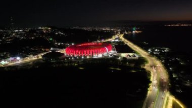 Rio Grande Do Sul Brezilya 'daki Porto Alegre' de Aydınlanmış Şehir. Futbol stadyumu. Futbol sahası. Aydınlatılmış futbol sahası. Rio Grande Do Sul Brezilya 'daki Porto Alegre' de Aydınlanmış Şehir.