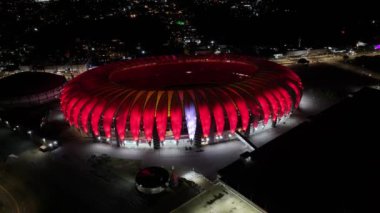 Porto Alegre Brezilya. Rio Grande Do Sul Brezilya 'daki Porto Alegre' de aydınlatılmış stadyum. Futbol stadyumu. Futbol sahası. Gece manzarası. Rio Grande Do Sul Brezilya 'daki Porto Alegre' de aydınlatılmış stadyum.