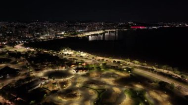 Porto Alegre Skyline Rio Grande Do Sul Brezilya 'daki Porto Alegre' de. Aydınlanmış Şehir. Şehir merkezindeki gece kuşağı. Bright Guaiba Sınırı. Porto Alegre Skyline Rio Grande Do Sul Brezilya 'daki Porto Alegre' de.
