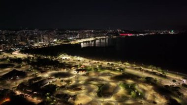 Porto Alegre Brezilya. Rio Grande Do Sul Brezilya 'daki Porto Alegre' de Guaiba Sınırı. Aydınlanmış Şehir. Şehir merkezindeki gece kuşağı. Parlak Şehir manzarası. Rio Grande Do Sul Brezilya 'daki Porto Alegre' de Guaiba Sınırı.