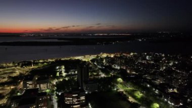 Rio Grande Do Sul Brezilya 'daki Porto Alegre' de Sunset Skyline. Gün batımı manzarası. Şehir merkezinde. Highrise İnşaat Şehri Skyline. Rio Grande Do Sul Brezilya 'daki Porto Alegre' de günbatımı silüeti.