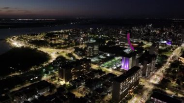 Porto Alegre Skyline Rio Grande Do Sul Brezilya 'daki Porto Alegre' de. Aydınlanmış Şehir. Şehir merkezindeki gece kuşağı. Parlak Şehir manzarası. Porto Alegre Skyline Rio Grande Do Sul Brezilya 'daki Porto Alegre' de.