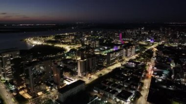 Porto Alegre Brezilya. Rio Grande Do Sul Brezilya 'daki Porto Alegre' de gece silüeti. Aydınlanmış Şehir. Şehir merkezindeki gece kuşağı. Parlak Şehir manzarası. Rio Grande Do Sul Brezilya 'daki Porto Alegre' de Gece Skyline.