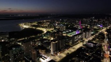 Porto Alegre Skyline Rio Grande Do Sul Brezilya 'daki Porto Alegre' de. Aydınlanmış Şehir. Şehir merkezindeki gece kuşağı. Parlak Şehir manzarası. Porto Alegre Skyline Rio Grande Do Sul Brezilya 'daki Porto Alegre' de.