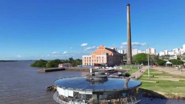 Rio Grande Do Sul Brezilya 'daki Porto Alegre' deki Gasometro tesisi. Landmark Binası. Guaiba Gölü Sahnesi. Güzel Fabrika. Rio Grande Do Sul Brezilya 'daki Porto Alegre' deki Gasometro Fabrikası.
