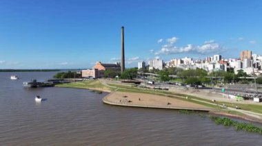 Rio Grande Do Sul Brezilya 'daki Porto Alegre' de Guaiba Sınırı. Gasometro Binası. Şehir manzarası manzarası. Eğlence Bölgesi. Rio Grande Do Sul Brezilya 'daki Porto Alegre' de Guaiba Sınırı.