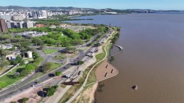 Rio Grande Do Sul Brezilya 'daki Porto Alegre' de Guaiba Sınırı. Şehir merkezinde. Umumi Idyllic Bölgesi. Güzel Riverside. Rio Grande Do Sul Brezilya 'daki Porto Alegre' de Guaiba Sınırı.