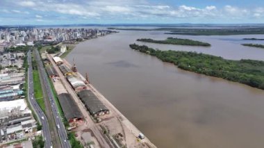 Porto Alegre Skyline Rio Grande Do Sul Brezilya 'daki Porto Alegre' de. Guaiba Gölü Sahnesi. Freeway Yolu. Manzaralı Köprüler. Porto Alegre Skyline Rio Grande Do Sul Brezilya 'daki Porto Alegre' de.