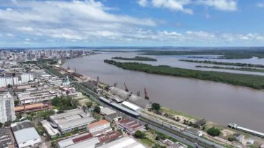 Porto Alegre Skyline Rio Grande Do Sul Brezilya 'daki Porto Alegre' de. Trafik Kenti. Highway Yolu. Köprü manzarası. Porto Alegre Skyline Rio Grande Do Sul Brezilya 'daki Porto Alegre' de.
