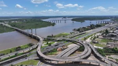 Porto Alegre Brezilya. Rio Grande Do Sul Brezilya 'daki Porto Alegre' de trafik çemberi. Trafik Kenti. Highway Yolu. Köprü manzarası. Rio Grande Do Sul Brezilya 'daki Porto Alegre' de Trafik Çemberi.