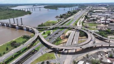 Porto Alegre Brezilya. Rio Grande Do Sul Brezilya 'daki Porto Alegre' de bir kavşak. Trafik Kenti. Highway Yolu. Köprü manzarası. Rio Grande Do Sul Brezilya 'daki Porto Alegre' de bir kavşak..