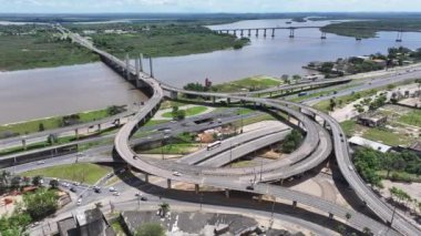Rio Grande Do Sul Brezilya 'daki Porto Alegre' de Manzaralı Kavşak. Guaiba Gölü Sahnesi. Freeway Yolu. Manzaralı Köprüler. Rio Grande Do Sul Brezilya 'daki Porto Alegre' de Manzaralı Kavşak.
