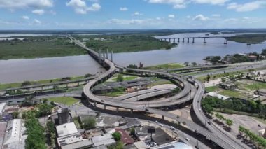 Rio Grande Do Sul Brezilya 'daki Porto Alegre' de bir kavşak. Guaiba Gölü Sahnesi. Freeway Yolu. Manzaralı Köprüler. Rio Grande Do Sul Brezilya 'daki Porto Alegre' de bir kavşak..