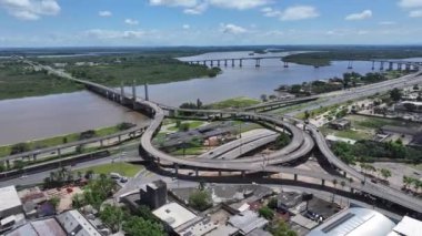 Rio Grande Do Sul Brezilya 'daki Porto Alegre' de trafik çemberi. Guaiba Gölü Sahnesi. Freeway Yolu. Manzaralı Köprüler. Rio Grande Do Sul Brezilya 'daki Porto Alegre' de Trafik Çemberi.