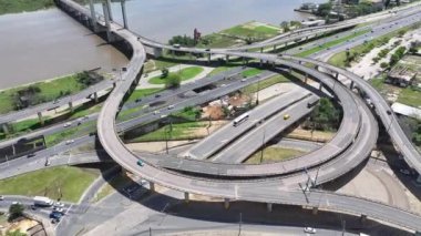 Porto Alegre Brezilya. Rio Grande Do Sul Brezilya 'daki Porto Alegre' de Manzaralı Kavşak. Trafik Kenti. Highway Yolu. Köprü manzarası. Rio Grande Do Sul Brezilya 'daki Porto Alegre' de Manzaralı Kavşak.
