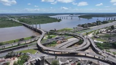 Porto Alegre Brezilya. Rio Grande Do Sul Brezilya 'daki Porto Alegre kavşağında. Trafik Kenti. Highway Yolu. Köprü manzarası. Rio Grande Do Sul Brezilya 'da Porto Alegre' de Yol Kavşağı.