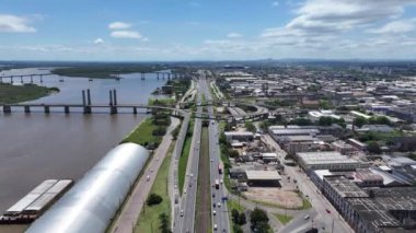 Rio Grande Do Sul Brezilya 'daki Porto Alegre Otoyolu. Guaiba Gölü Sahnesi. Freeway Yolu. Manzaralı Köprüler. Rio Grande Do Sul Brezilya 'daki Porto Alegre Otoyolu.