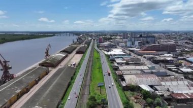 Rio Grande Do Sul Brezilya 'daki Porto Alegre Otoyolu. Guaiba Gölü Sahnesi. Freeway Yolu. Manzaralı Köprüler. Rio Grande Do Sul Brezilya 'daki Porto Alegre Otoyolu.
