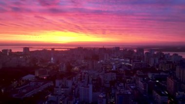 Rio Grande Do Sul Brezilya 'daki Porto Alegre' de Sunset Skyline. Gün batımı manzarası. Şehir merkezinde. Highrise İnşaat Şehri Skyline. Rio Grande Do Sul Brezilya 'daki Porto Alegre' de günbatımı silüeti.