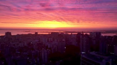 Porto Alegre Skyline Rio Grande Do Sul Brezilya 'daki Porto Alegre' de. Aydınlanmış Şehir. Şehir merkezinde gün batımı. Renkli şehir manzarası. Porto Alegre Skyline Rio Grande Do Sul Brezilya 'daki Porto Alegre' de.