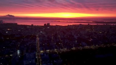 Rio Grande Do Sul Brezilya 'daki Porto Alegre' de Sunset Skyline. Gün batımı manzarası. Şehir merkezinde. Highrise İnşaat Şehri Skyline. Rio Grande Do Sul Brezilya 'daki Porto Alegre' de günbatımı silüeti.