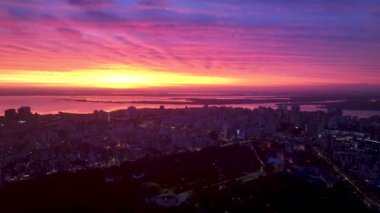 Porto Alegre Skyline Rio Grande Do Sul Brezilya 'daki Porto Alegre' de. Aydınlanmış Şehir. Şehir merkezinde gün batımı. Renkli şehir manzarası. Porto Alegre Skyline Rio Grande Do Sul Brezilya 'daki Porto Alegre' de.