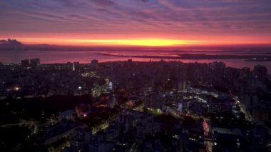 Rio Grande Do Sul Brezilya 'daki Porto Alegre' de Sunset Skyline. Gün batımı manzarası. Şehir merkezinde. Highrise İnşaat Şehri Skyline. Rio Grande Do Sul Brezilya 'daki Porto Alegre' de günbatımı silüeti.