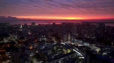 Porto Alegre Skyline Rio Grande Do Sul Brezilya 'daki Porto Alegre' de. Aydınlanmış Şehir. Şehir merkezinde gün batımı. Renkli şehir manzarası. Porto Alegre Skyline Rio Grande Do Sul Brezilya 'daki Porto Alegre' de.