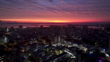 Rio Grande Do Sul Brezilya 'daki Porto Alegre' de Sunset Skyline. Gün batımı manzarası. Şehir merkezinde. Highrise İnşaat Şehri Skyline. Rio Grande Do Sul Brezilya 'daki Porto Alegre' de günbatımı silüeti.