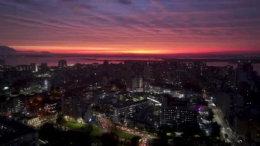 Porto Alegre Skyline Rio Grande Do Sul Brezilya 'daki Porto Alegre' de. Aydınlanmış Şehir. Şehir merkezinde gün batımı. Renkli şehir manzarası. Porto Alegre Skyline Rio Grande Do Sul Brezilya 'daki Porto Alegre' de.