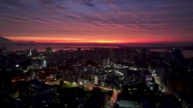 Rio Grande Do Sul Brezilya 'daki Porto Alegre' de Sunset Skyline. Gün batımı manzarası. Şehir merkezinde. Highrise İnşaat Şehri Skyline. Rio Grande Do Sul Brezilya 'daki Porto Alegre' de günbatımı silüeti.