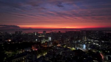 Porto Alegre Skyline Rio Grande Do Sul Brezilya 'daki Porto Alegre' de. Aydınlanmış Şehir. Şehir merkezinde gün batımı. Renkli şehir manzarası. Porto Alegre Skyline Rio Grande Do Sul Brezilya 'daki Porto Alegre' de.