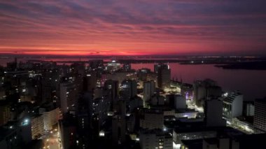 Rio Grande Do Sul Brezilya 'daki Porto Alegre' de Sunset Skyline. Gün batımı manzarası. Şehir merkezinde. Highrise İnşaat Şehri Skyline. Rio Grande Do Sul Brezilya 'daki Porto Alegre' de günbatımı silüeti.