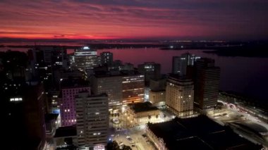 Porto Alegre Skyline Rio Grande Do Sul Brezilya 'daki Porto Alegre' de. Aydınlanmış Şehir. Şehir merkezinde gün batımı. Renkli şehir manzarası. Porto Alegre Skyline Rio Grande Do Sul Brezilya 'daki Porto Alegre' de.