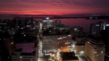 Porto Alegre Brezilya. Rio Grande Do Sul Brezilya 'daki Porto Alegre' de Sunset City. Renkli Skyline. Gün batımı manzarası. Aydınlatılmış şehir manzarası. Rio Grande Do Sul Brezilya 'daki Porto Alegre' de Günbatımı Şehri.
