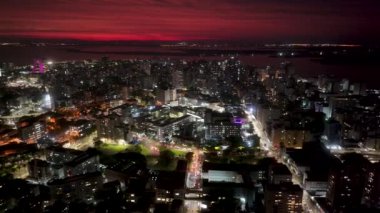 Porto Alegre Skyline Rio Grande Do Sul Brezilya 'daki Porto Alegre' de. Aydınlanmış Şehir. Şehir merkezinde gün batımı. Renkli şehir manzarası. Porto Alegre Skyline Rio Grande Do Sul Brezilya 'daki Porto Alegre' de.