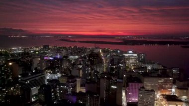 Rio Grande Do Sul Brezilya 'daki Porto Alegre' de Sunset Skyline. Gün batımı manzarası. Şehir merkezinde. Highrise İnşaat Şehri Skyline. Rio Grande Do Sul Brezilya 'daki Porto Alegre' de günbatımı silüeti.