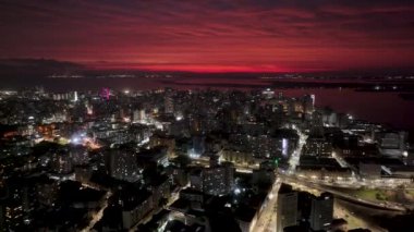 Rio Grande Do Sul Brezilya 'daki Porto Alegre' de Sunset Skyline. Gün batımı manzarası. Şehir merkezinde. Highrise İnşaat Şehri Skyline. Rio Grande Do Sul Brezilya 'daki Porto Alegre' de günbatımı silüeti.