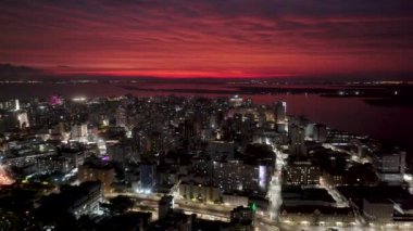 Porto Alegre Skyline Rio Grande Do Sul Brezilya 'daki Porto Alegre' de. Aydınlanmış Şehir. Şehir merkezinde gün batımı. Renkli şehir manzarası. Porto Alegre Skyline Rio Grande Do Sul Brezilya 'daki Porto Alegre' de.