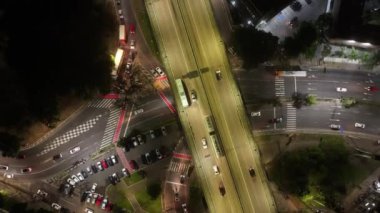 Rio Grande Do Sul Brezilya 'daki Porto Alegre' de trafik şehri. Aydınlanmış Şehir. Şehir merkezindeki gece kuşağı. Parlak Şehir manzarası. Rio Grande Do Sul Brezilya 'daki Porto Alegre Trafik Şehri.