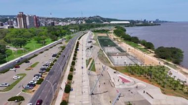 Rio Grande Do Sul Brezilya 'daki Porto Alegre' de Guaiba Sınırı. Highrise Binaları. Şehir manzarası manzarası. Eğlence Bölgesi. Rio Grande Do Sul Brezilya 'daki Porto Alegre' de Guaiba Sınırı.